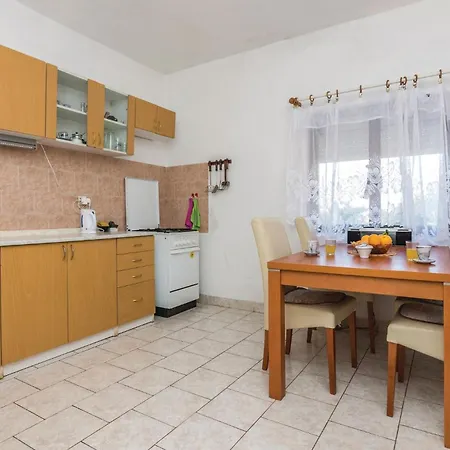Three-bedroom In Tatil Evi *